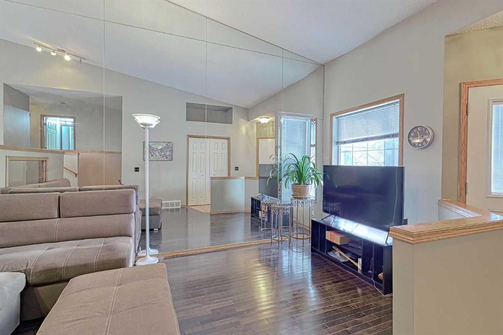 Picture for 102 Coventry Crescent NE