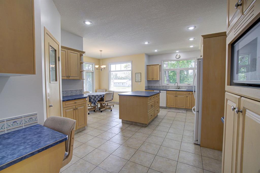 Picture for 224 52 Avenue W