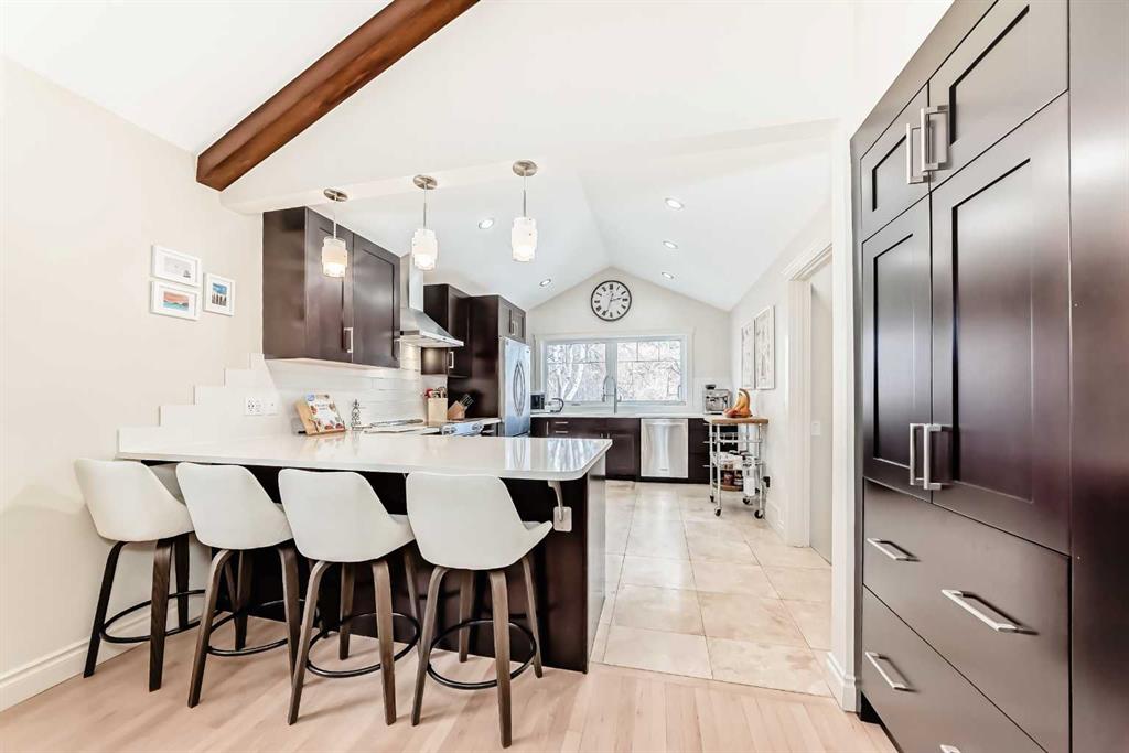 Picture for 332 Varsity Close NW