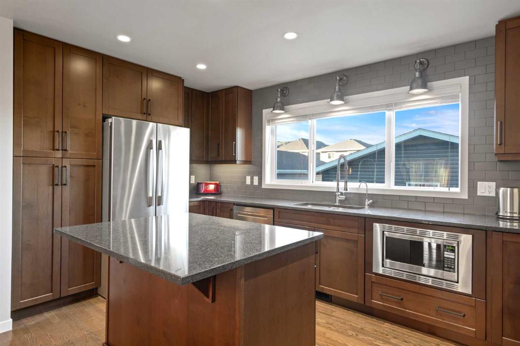 Picture for 219 River Heights Green S https://www.cirrealty.ca/reb/creb/42/A2265442_11.jpg