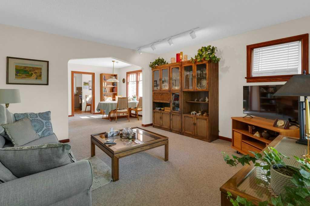 Picture for 326 8 Avenue NE
