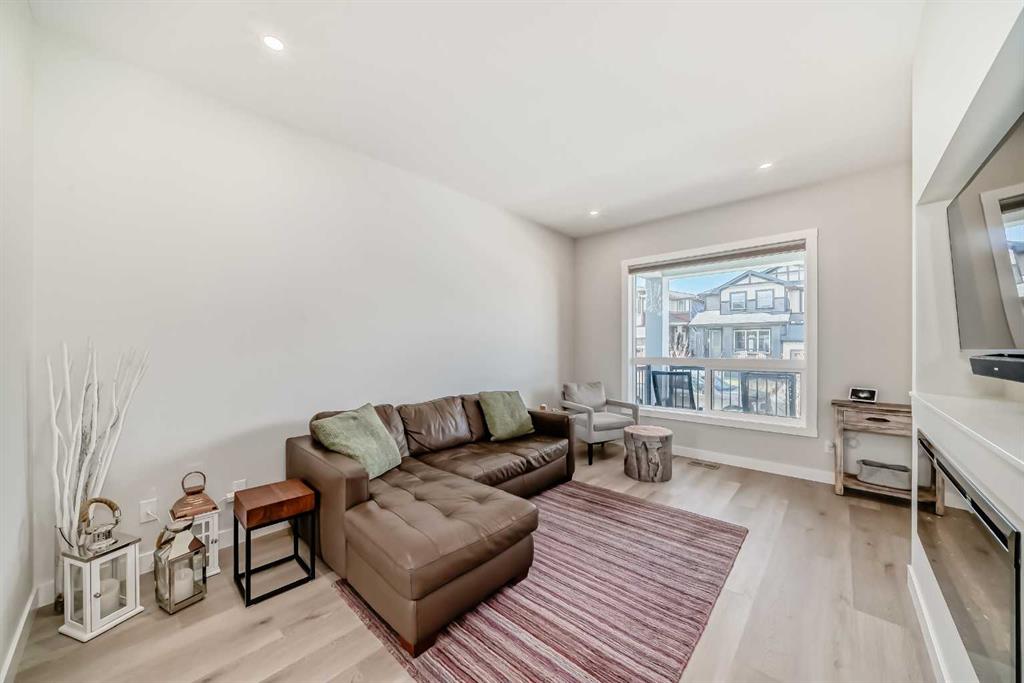 Picture for 934 Cobblemore Common SW https://www.cirrealty.ca/reb/creb/43/A2265943_15.jpg