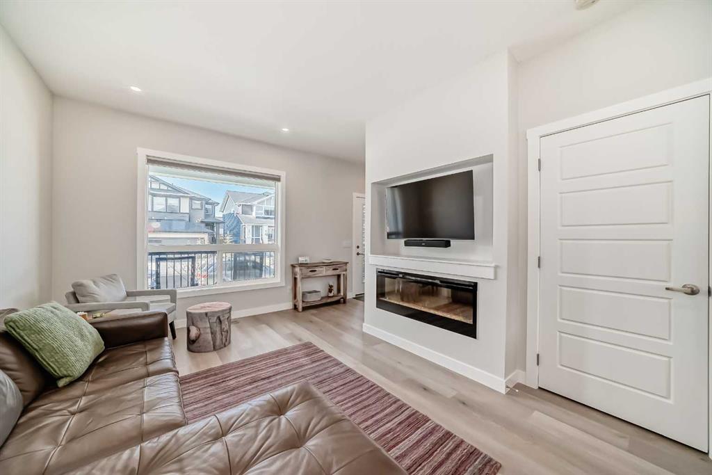 Picture for 934 Cobblemore Common SW https://www.cirrealty.ca/reb/creb/43/A2265943_16.jpg