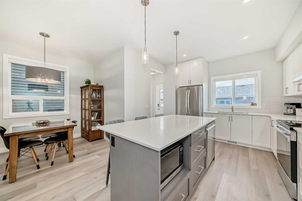 Picture for 934 Cobblemore Common SW https://www.cirrealty.ca/reb/creb/43/A2265943_7.jpg