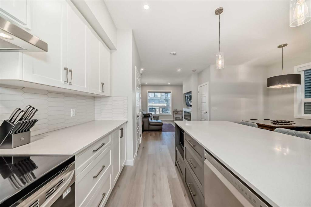 Picture for 934 Cobblemore Common SW https://www.cirrealty.ca/reb/creb/43/A2265943_9.jpg