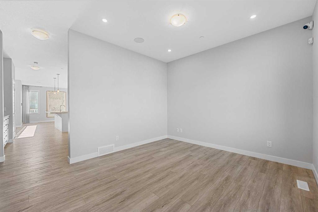 Picture for 129 Hotchkiss Way SE https://www.cirrealty.ca/reb/creb/44/A2263344_7.jpg