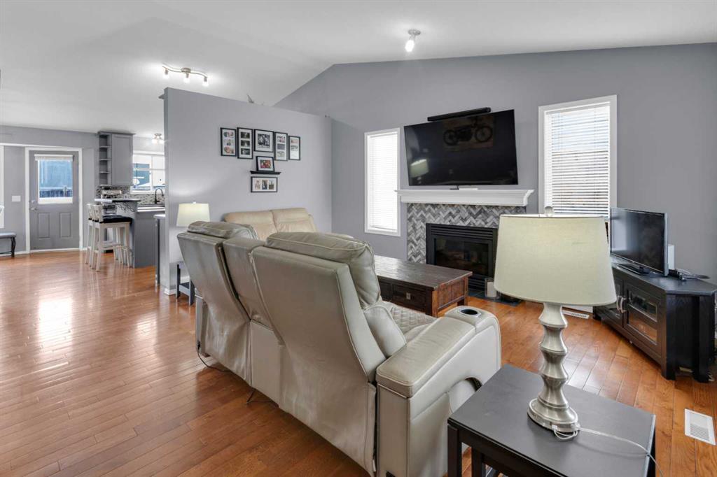 Picture for 230 Aspen Creek Crescent 