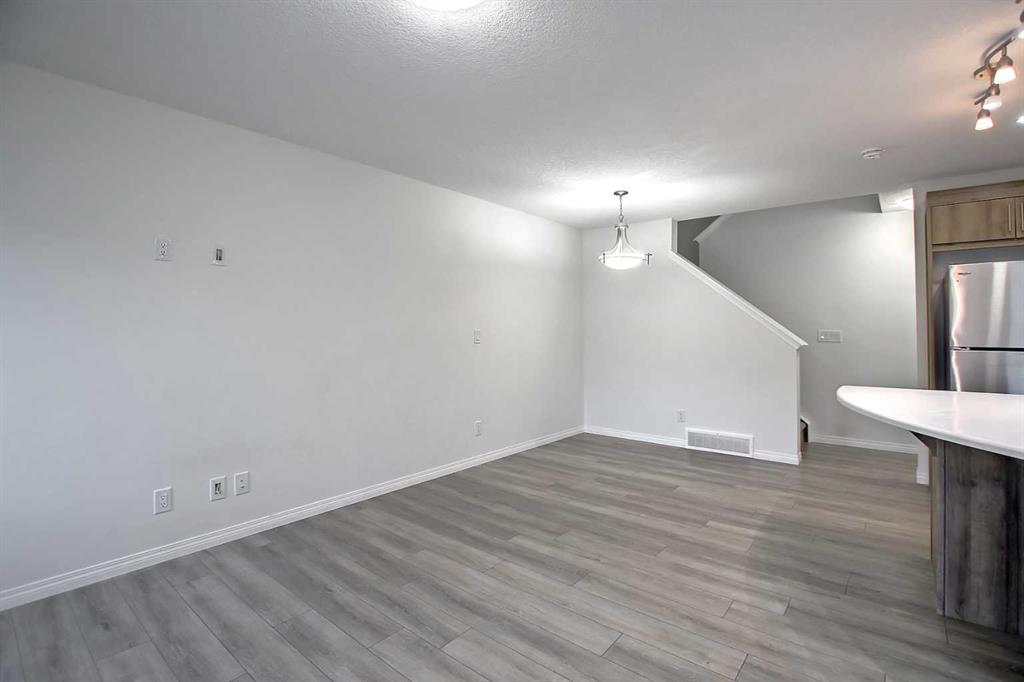 Picture for 39 Yorkville Boulevard SW