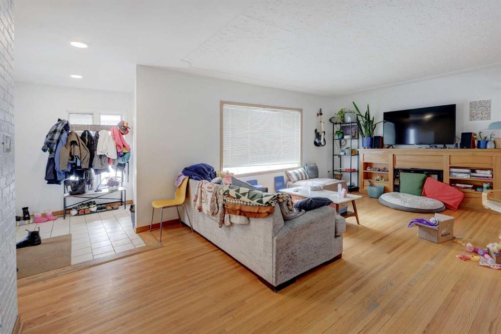 Picture for 636 17 Avenue NE