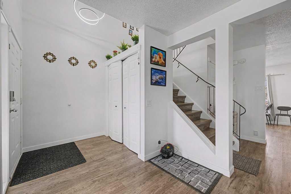 Picture for 332 Abinger Crescent NE