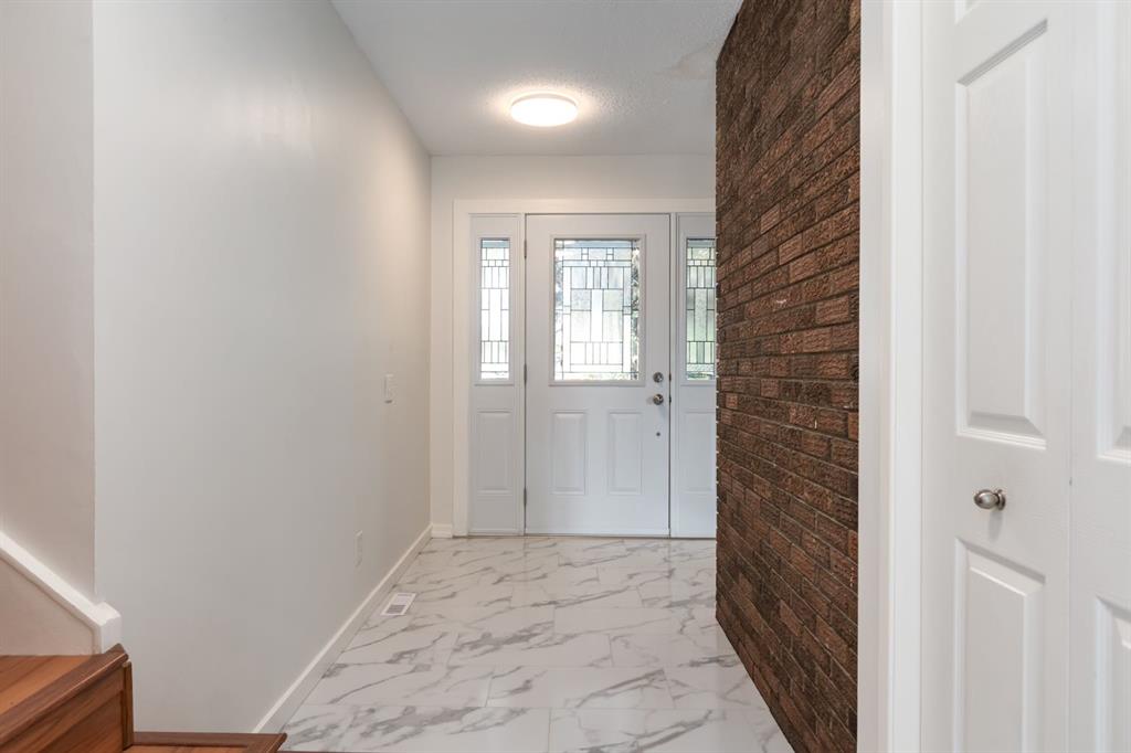 Picture for 207 Whiteview Bay NE