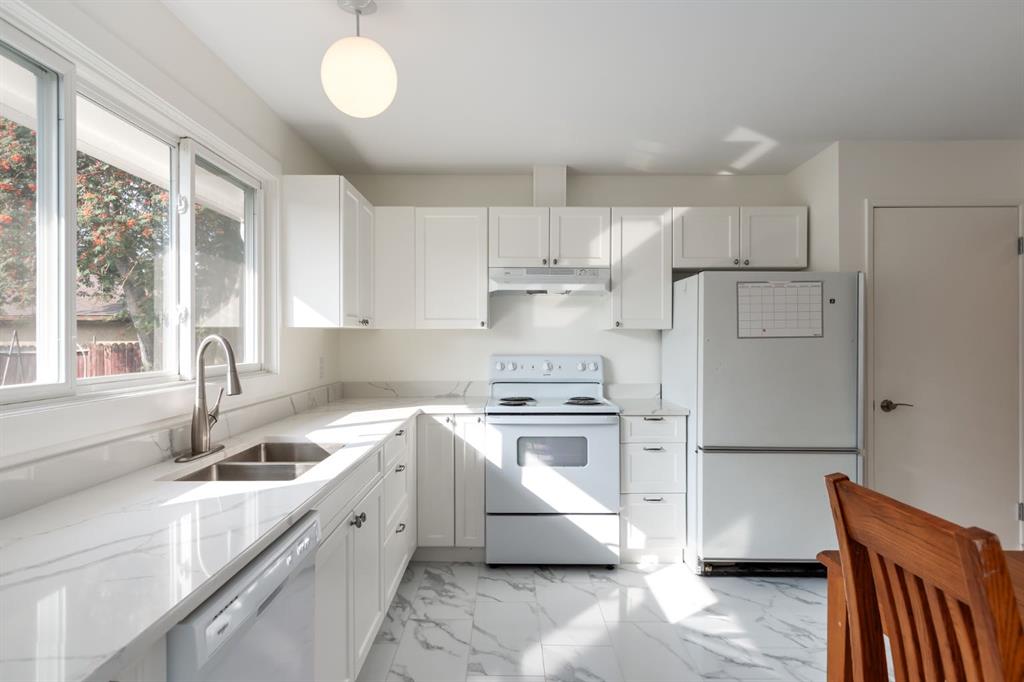 Picture for 207 Whiteview Bay NE