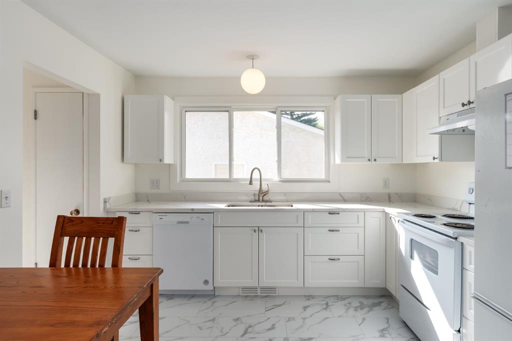 Picture for 207 Whiteview Bay NE