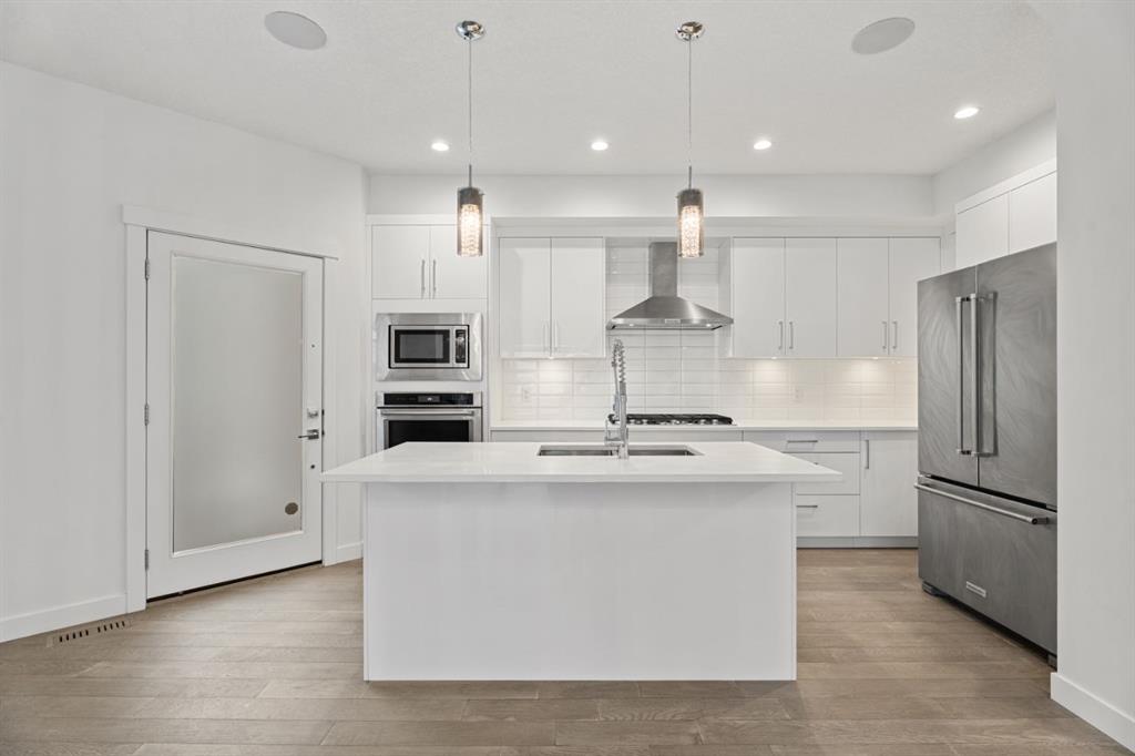 Picture for 2, 136 22 Avenue NE