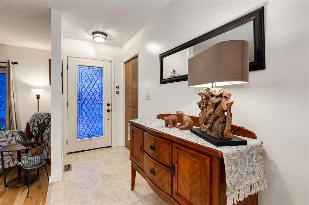 Picture for 8 DEERWOOD Road SE