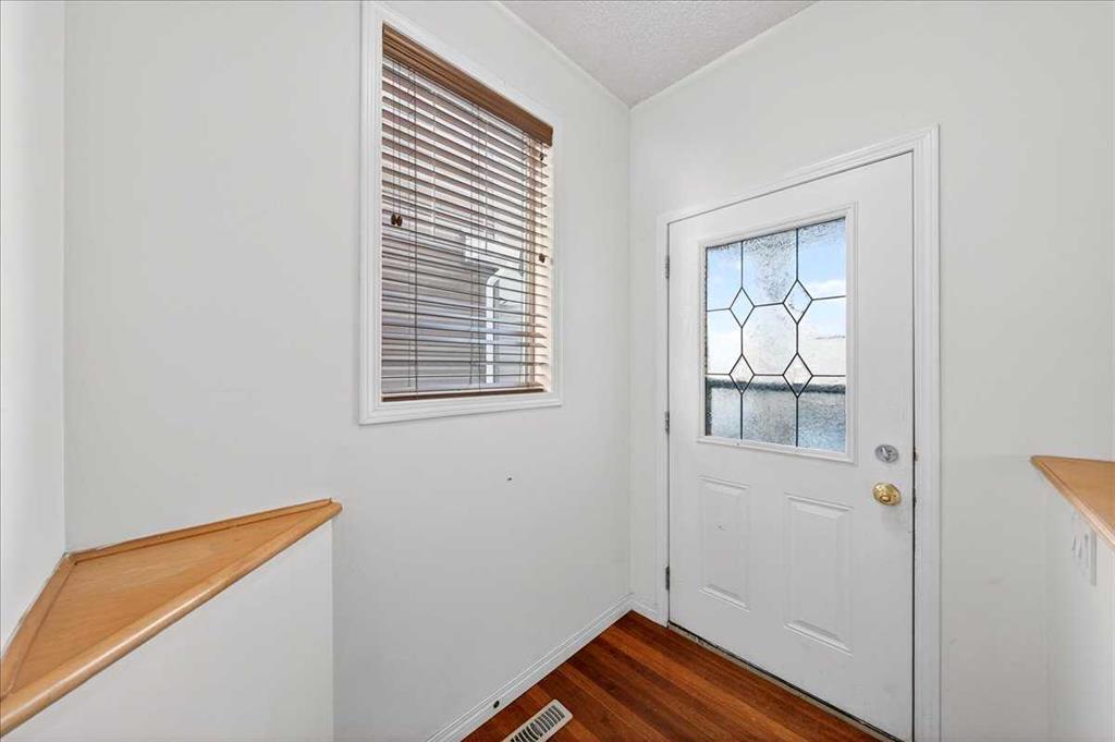 Picture for 34 Saddlecrest Crescent NE