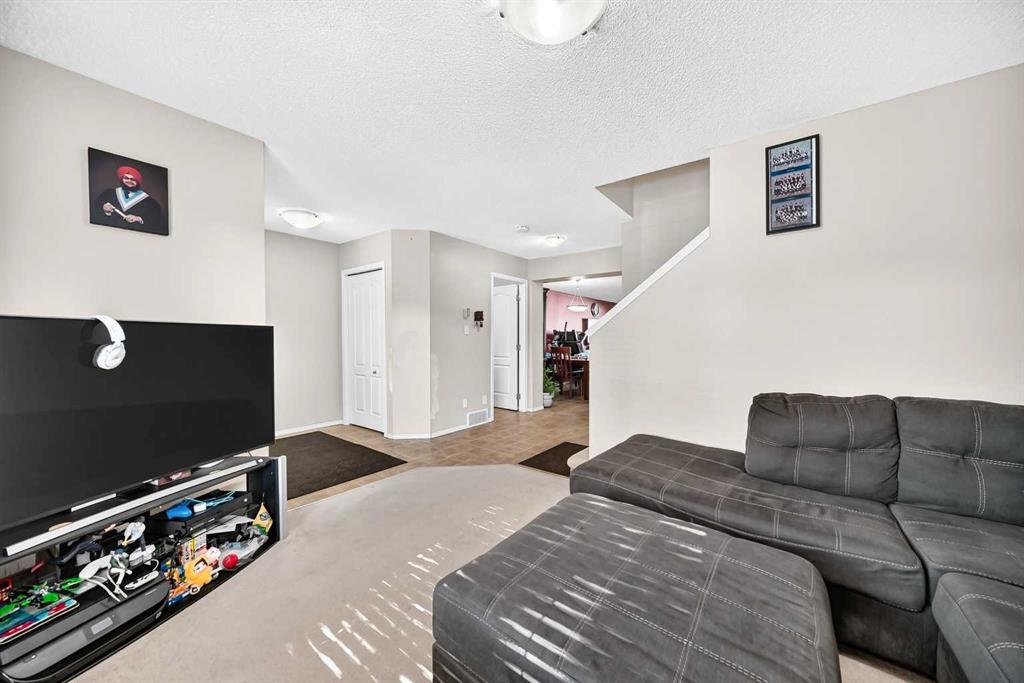 Picture for 18 Taralake Gardens NE