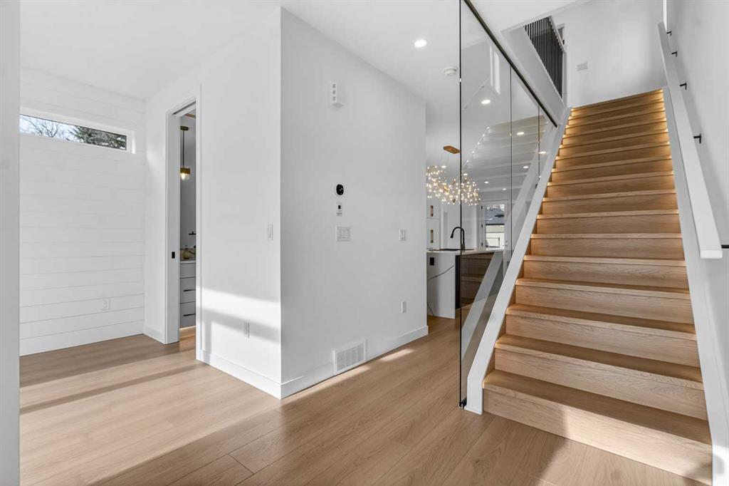 Picture for 720 52 Avenue SW