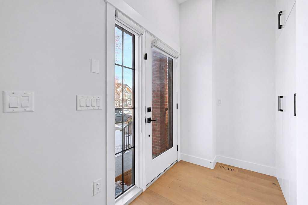 Picture for 1935 43 Avenue SW