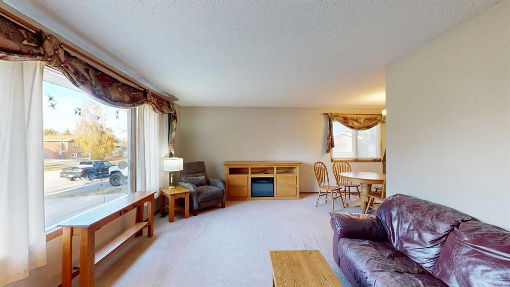 Picture for 2403 17 Street  https://www.cirrealty.ca/reb/creb/53/A2266053_10.jpg