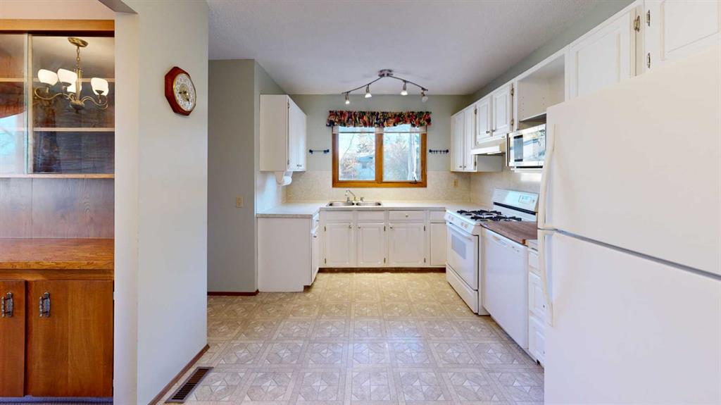 Picture for 2403 17 Street  https://www.cirrealty.ca/reb/creb/53/A2266053_15.jpg