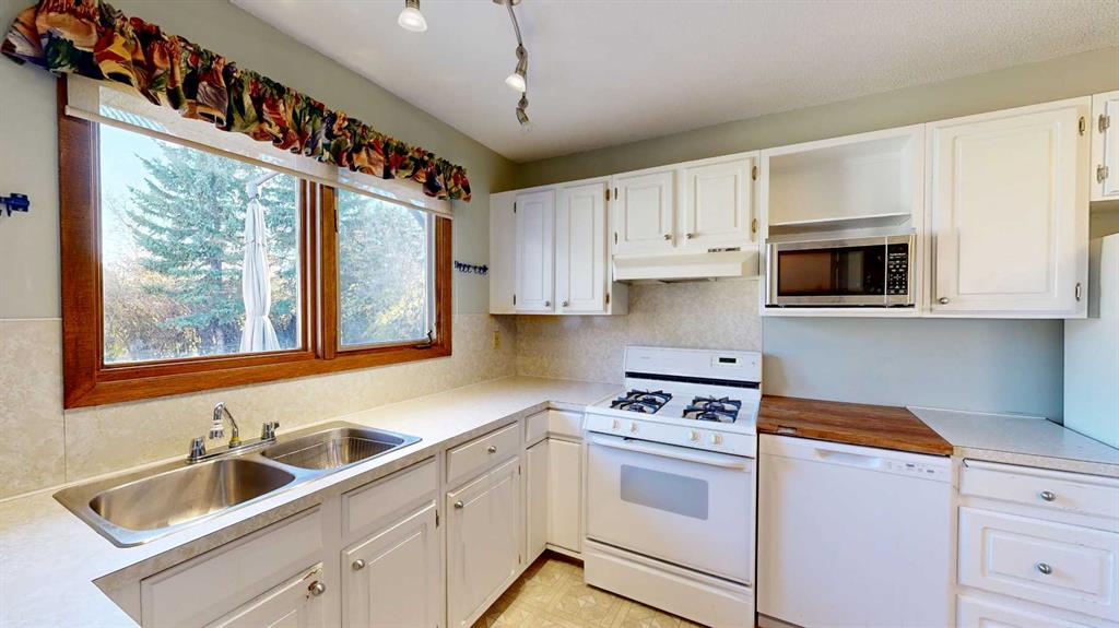 Picture for 2403 17 Street  https://www.cirrealty.ca/reb/creb/53/A2266053_17.jpg