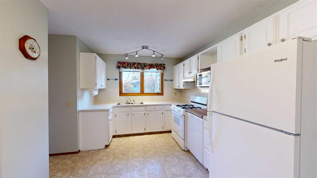 Picture for 2403 17 Street  https://www.cirrealty.ca/reb/creb/53/A2266053_18.jpg