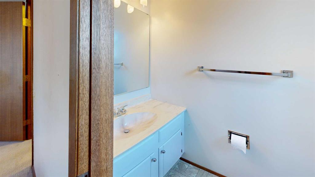 Picture for 2403 17 Street  https://www.cirrealty.ca/reb/creb/53/A2266053_22.jpg