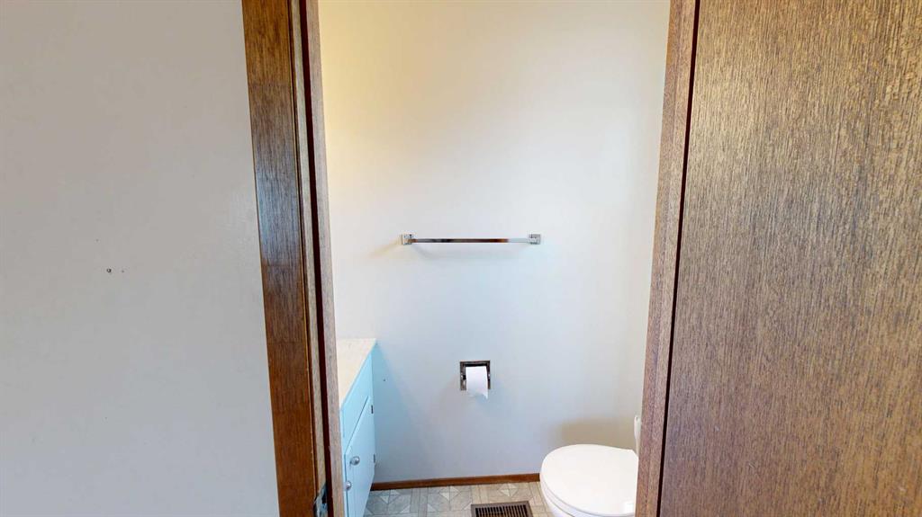 Picture for 2403 17 Street  https://www.cirrealty.ca/reb/creb/53/A2266053_23.jpg