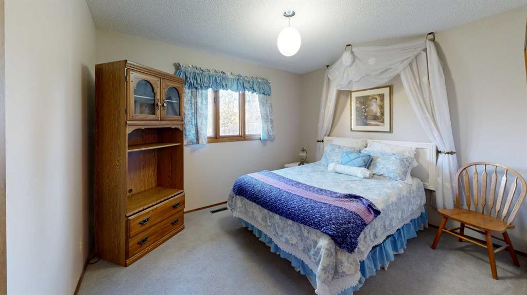 Picture for 2403 17 Street  https://www.cirrealty.ca/reb/creb/53/A2266053_25.jpg
