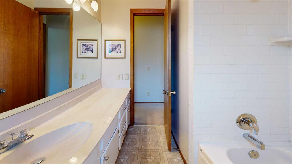 Picture for 2403 17 Street  https://www.cirrealty.ca/reb/creb/53/A2266053_26.jpg