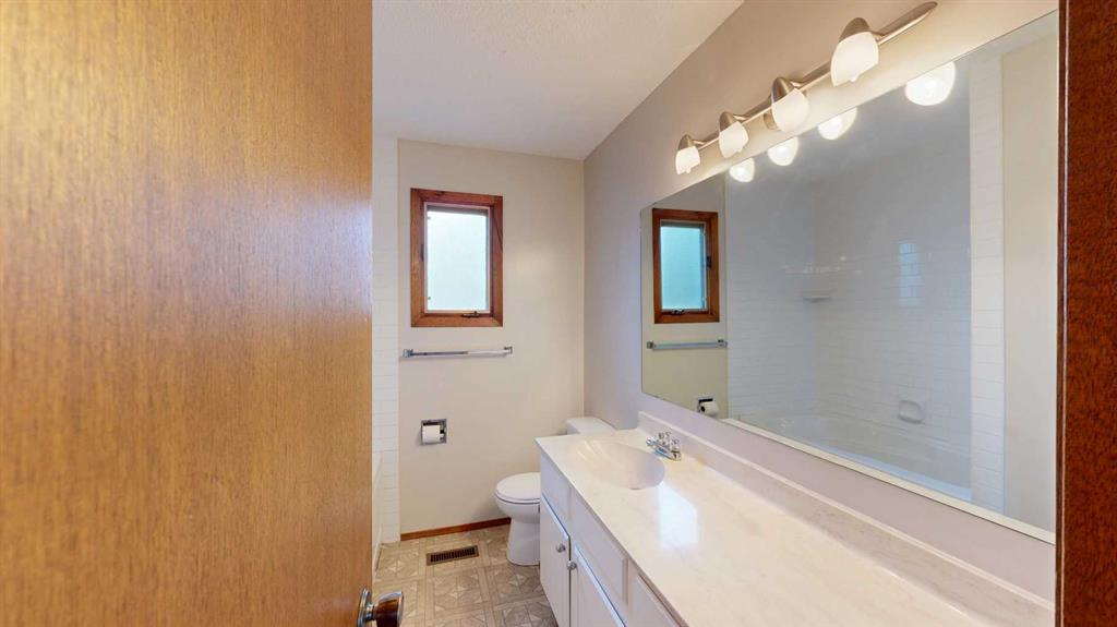 Picture for 2403 17 Street  https://www.cirrealty.ca/reb/creb/53/A2266053_27.jpg