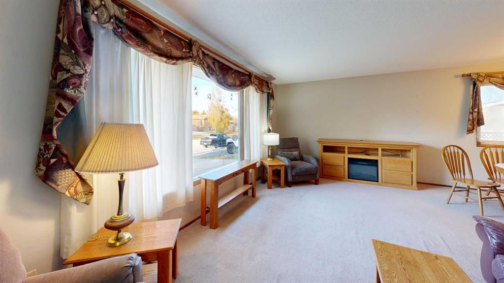 Picture for 2403 17 Street  https://www.cirrealty.ca/reb/creb/53/A2266053_8.jpg