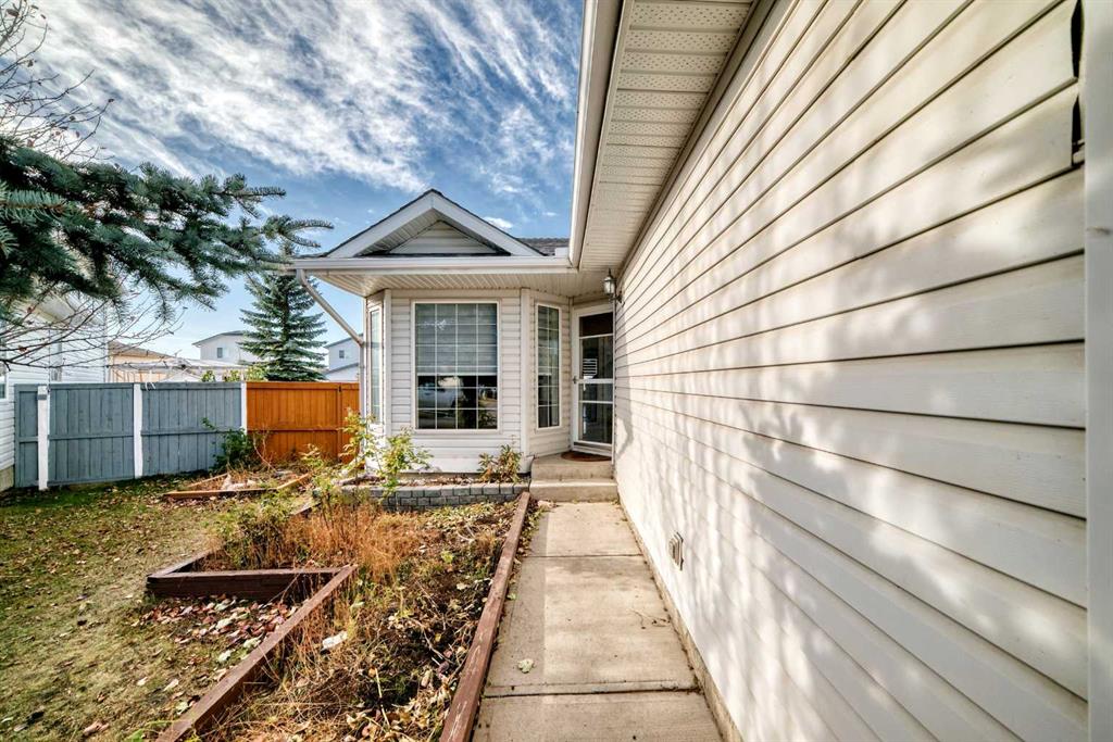 Picture for 323 Appleglen Place SE https://www.cirrealty.ca/reb/creb/53/A2266353_3.jpg