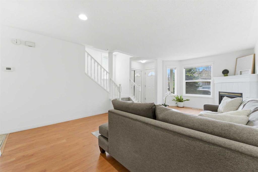 Picture for 1, 2106 35 Avenue SW