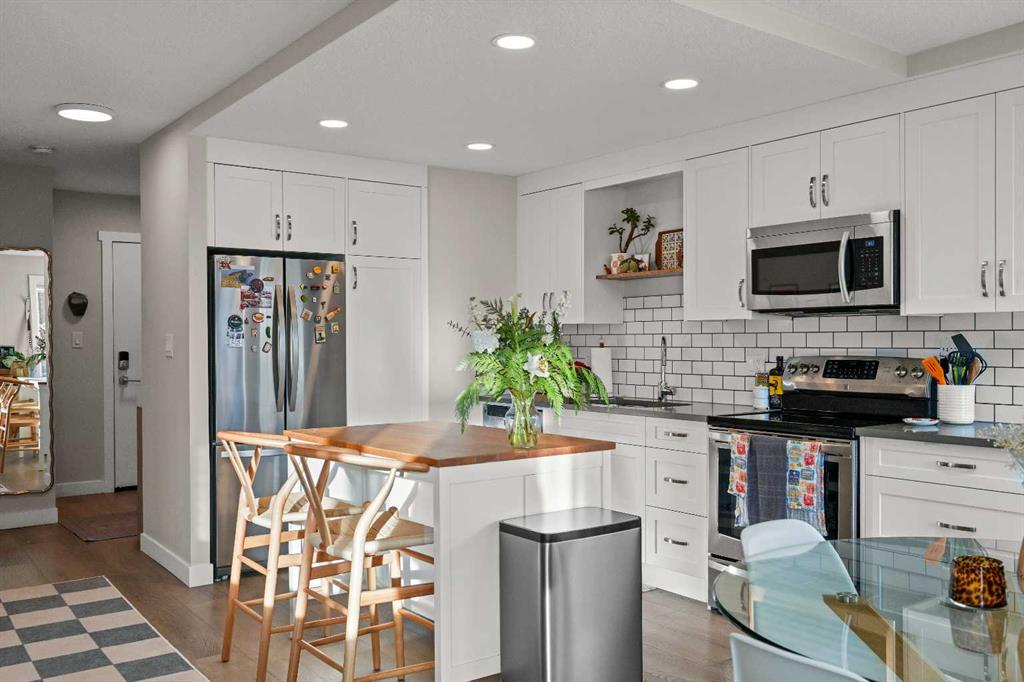 Picture for 201, 1208 14 Avenue SW