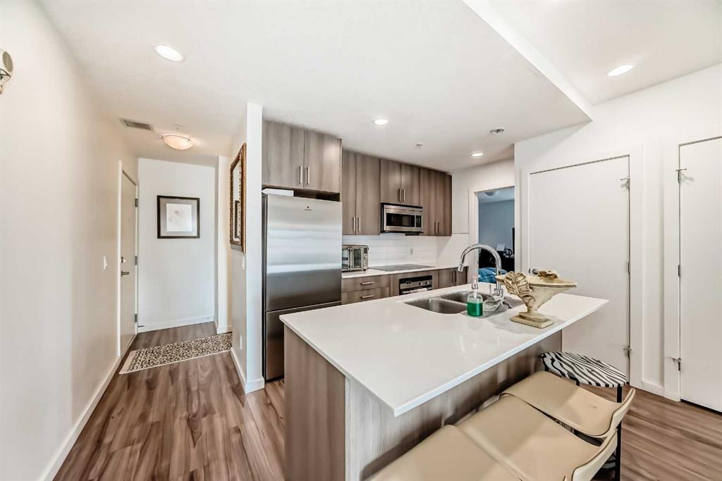 Picture for 202, 1629 38 Street SW