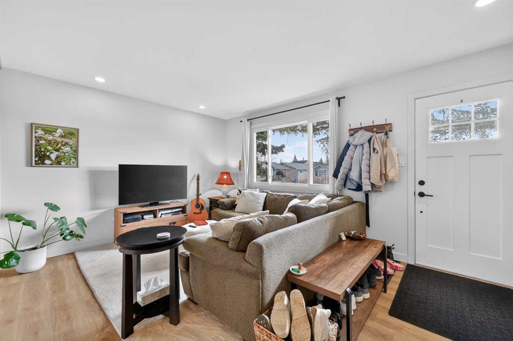 Picture for 32 Beaupre Crescent NW