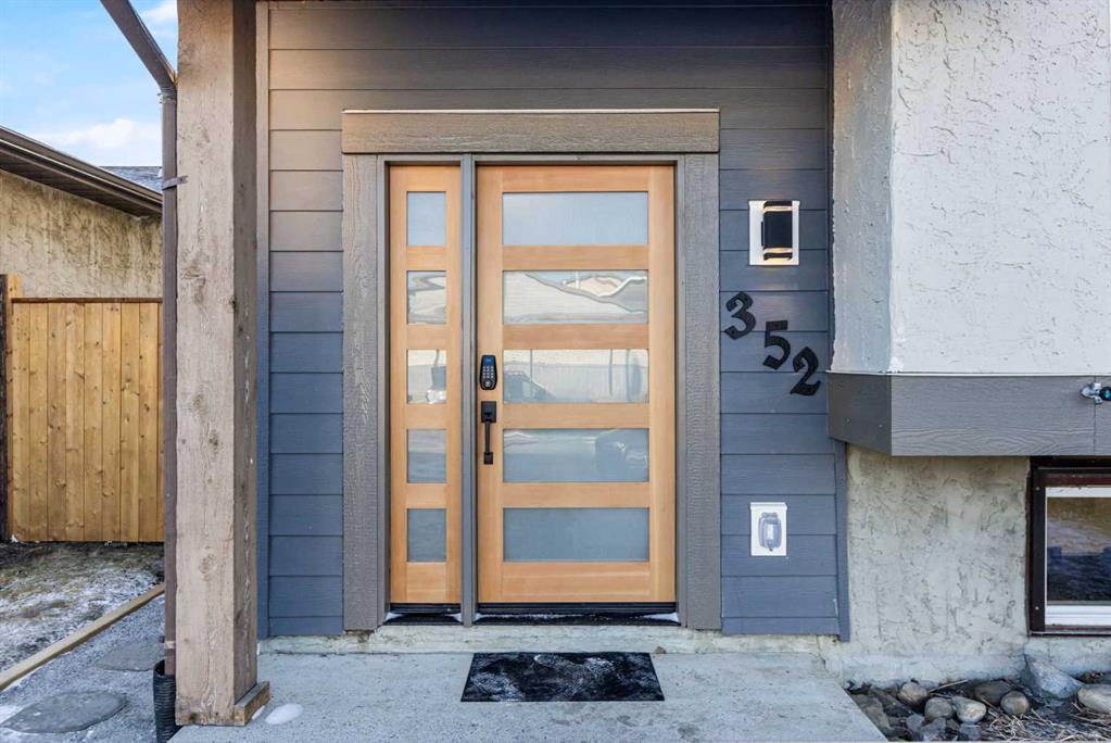 Picture for 352 Abinger Crescent NE