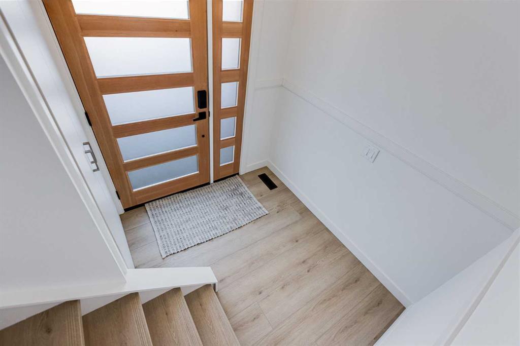 Picture for 352 Abinger Crescent NE