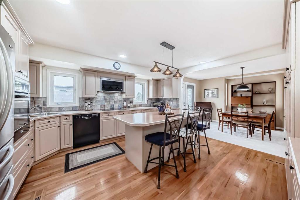 Picture for 716 Queensland Drive SE