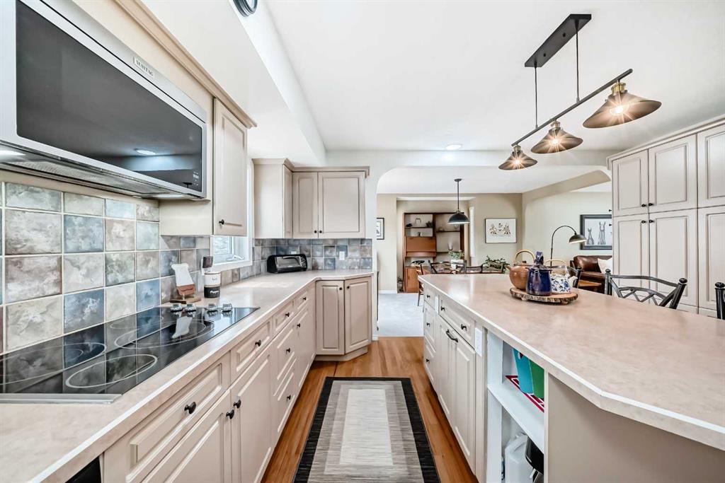 Picture for 716 Queensland Drive SE