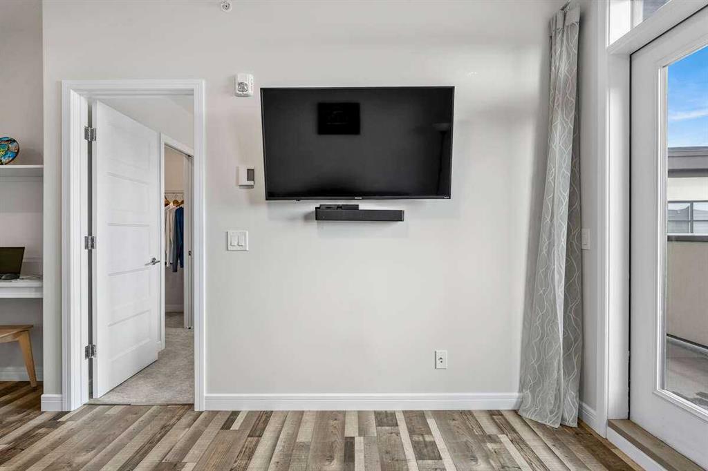 Picture for 2410, 80 Greenbriar Place NW