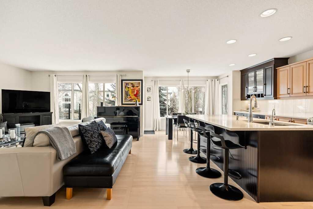 Picture for 18 Simcoe Terrace SW