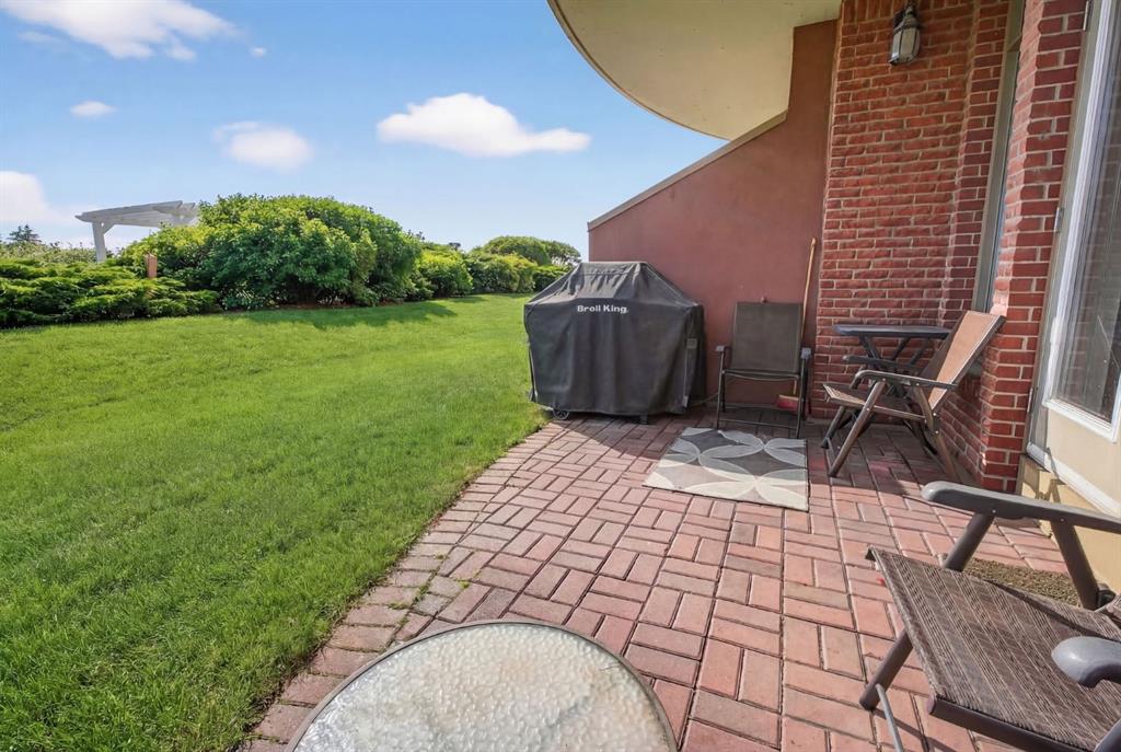 Picture for 110, 1718 14 Avenue NW