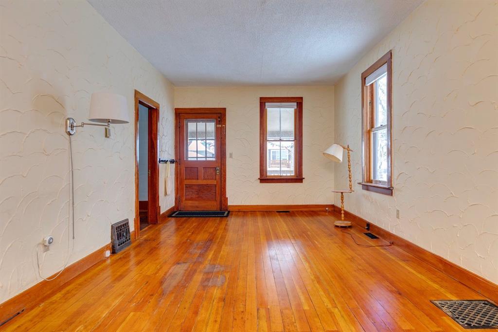 Picture for 77 Elma Street W