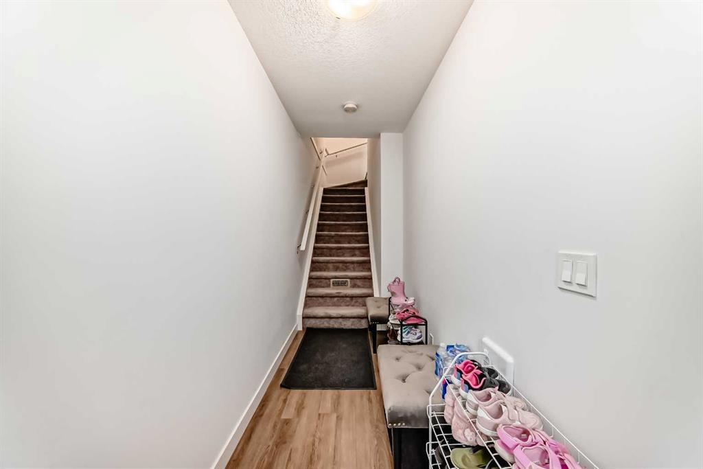 Picture for 208, 15 Evanscrest Park NW