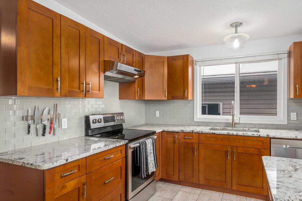 CIR Realty 715 Canterbury Drive SW CIR REALTY , Calgary, Canyon Meadows,T2W 1T3 ; Listing Number