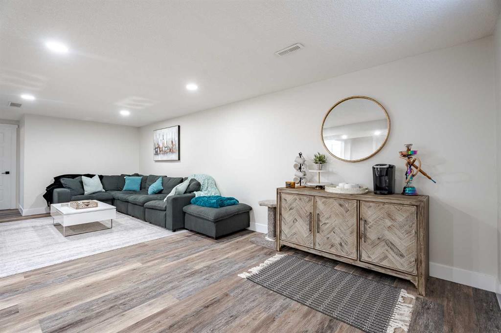 Picture for 2719 60 Street NE https://www.cirrealty.ca/reb/creb/62/A2266662_26.jpg