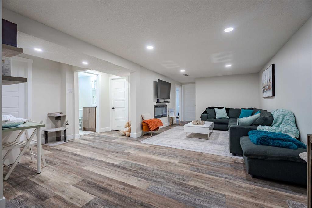 Picture for 2719 60 Street NE https://www.cirrealty.ca/reb/creb/62/A2266662_27.jpg